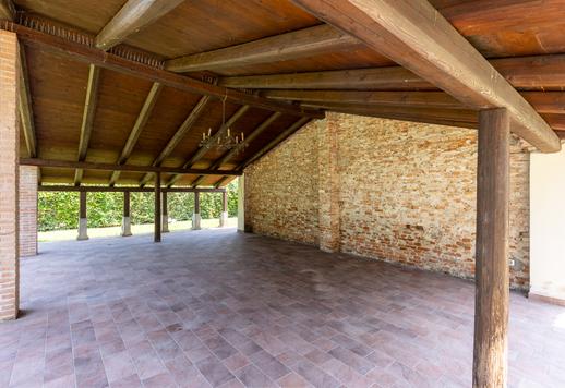 Encantadora propiedad histórica con barchessa y una pequeña villa inmersa en el verde de la campiña del Véneto. Image 6