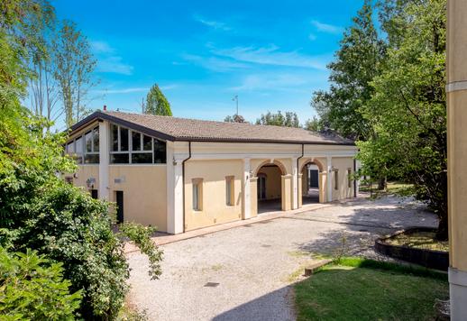 Encantadora propiedad histórica con barchessa y una pequeña villa inmersa en el verde de la campiña del Véneto. Image 7