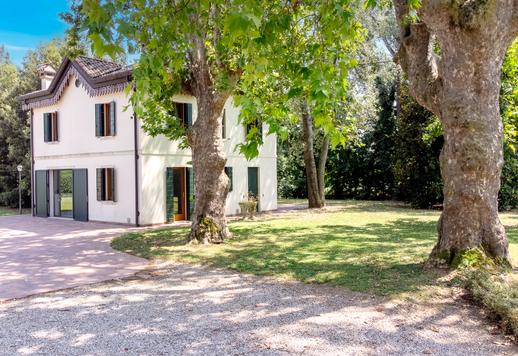 Encantadora propiedad histórica con barchessa y una pequeña villa inmersa en el verde de la campiña del Véneto. Image 5