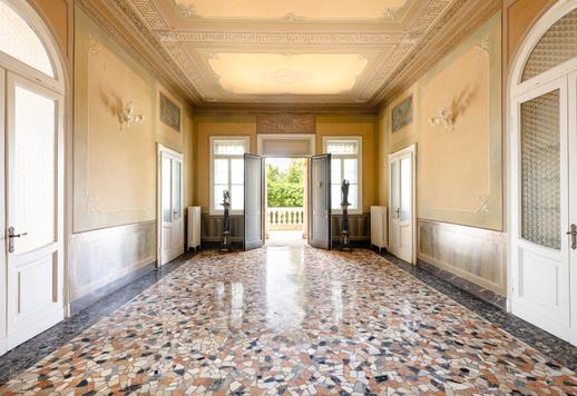 Encantadora propiedad histórica con barchessa y una pequeña villa inmersa en el verde de la campiña del Véneto. Image 8