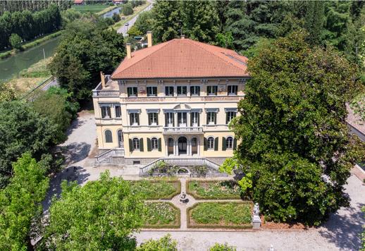 Encantadora propiedad histórica con barchessa y una pequeña villa inmersa en el verde de la campiña del Véneto. Image 4