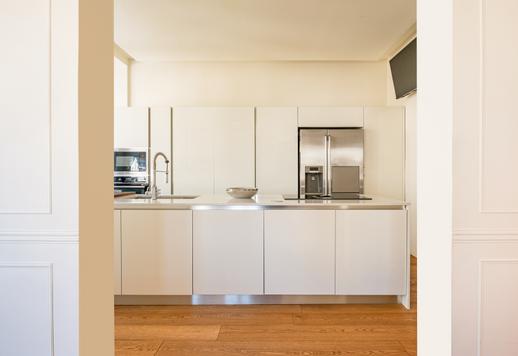 Furnished with unique design pieces and tailor-made solutions, this apartment has been designed for contemporary luxury living. Image 6