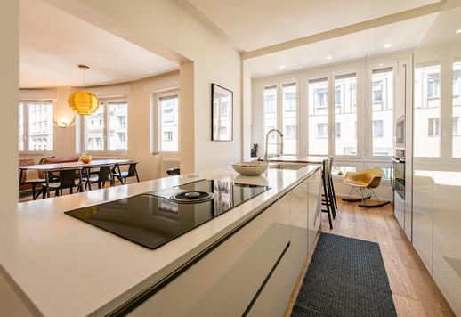 Furnished with unique design pieces and tailor-made solutions, this apartment has been designed for contemporary luxury living. Image 8