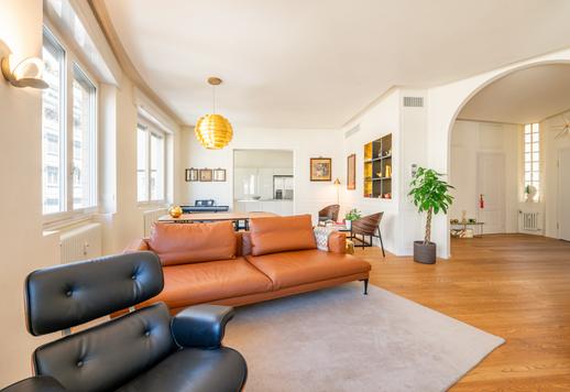 Furnished with unique design pieces and tailor-made solutions, this apartment has been designed for contemporary luxury living. Image 4