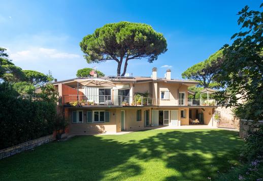 Exclusieve villa met een privétuin van 2.800 m² te koop in het privé-dennenbos van Roccamare Image 3