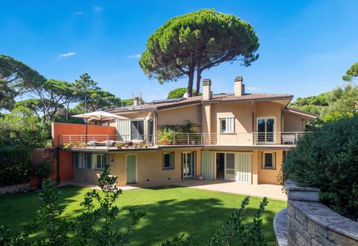 Exclusieve villa met een privétuin van 2.800 m² te koop in het privé-dennenbos van Roccamare Image 4