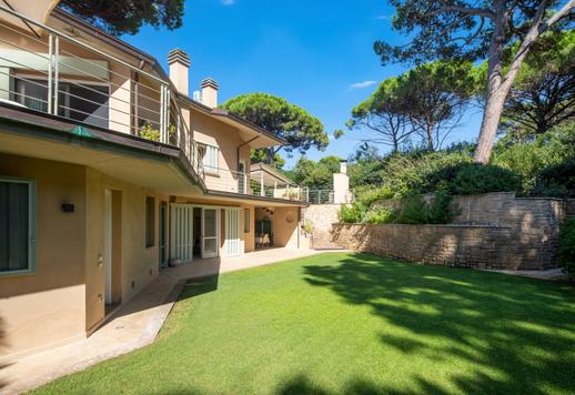 Exclusieve villa met een privétuin van 2.800 m² te koop in het privé-dennenbos van Roccamare Image 5