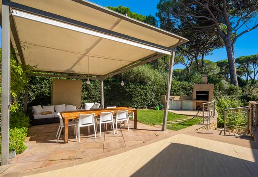 Exclusieve villa met een privétuin van 2.800 m² te koop in het privé-dennenbos van Roccamare Image 6