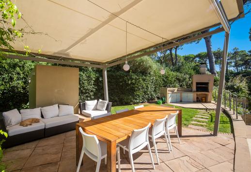 Exclusieve villa met een privétuin van 2.800 m² te koop in het privé-dennenbos van Roccamare Image 7