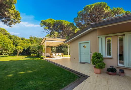 Exclusieve villa met een privétuin van 2.800 m² te koop in het privé-dennenbos van Roccamare Image 8