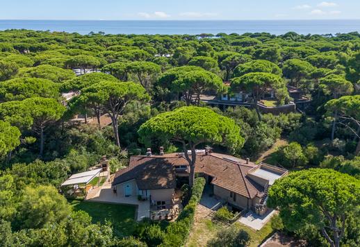 Exclusieve villa met een privétuin van 2.800 m² te koop in het privé-dennenbos van Roccamare Image 1