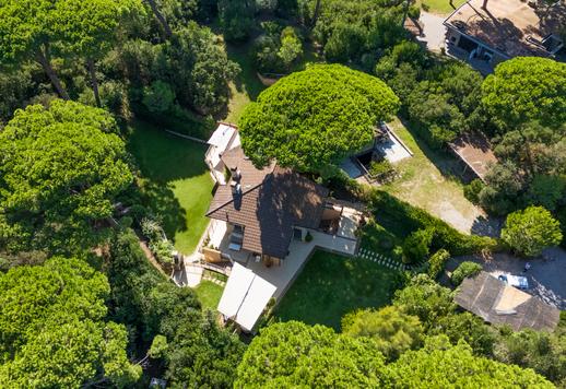 Exclusieve villa met een privétuin van 2.800 m² te koop in het privé-dennenbos van Roccamare Image 2