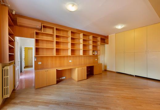 Bakom den historiska Bar Magenta, mellan gatan med samma namn och Sant'Ambrogio, säljs en rymlig tvåvåningslägenhet med en 150 kvm stor terrass. Image 7