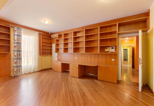 Bakom den historiska Bar Magenta, mellan gatan med samma namn och Sant'Ambrogio, säljs en rymlig tvåvåningslägenhet med en 150 kvm stor terrass. Image 6