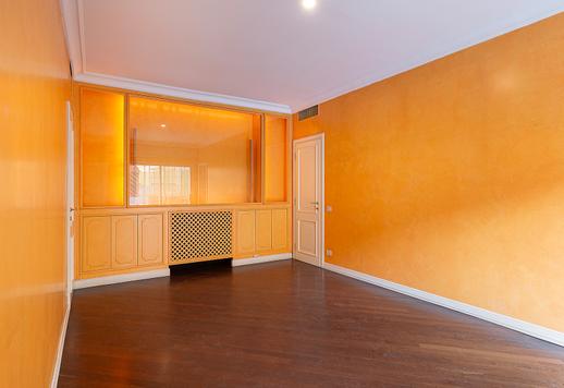 Bakom den historiska Bar Magenta, mellan gatan med samma namn och Sant'Ambrogio, säljs en rymlig tvåvåningslägenhet med en 150 kvm stor terrass. Image 8