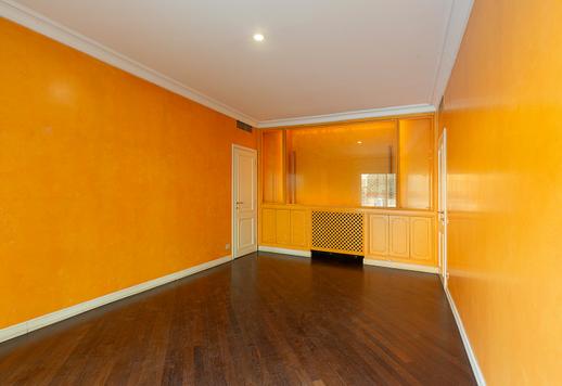 Bakom den historiska Bar Magenta, mellan gatan med samma namn och Sant'Ambrogio, säljs en rymlig tvåvåningslägenhet med en 150 kvm stor terrass. Image 9