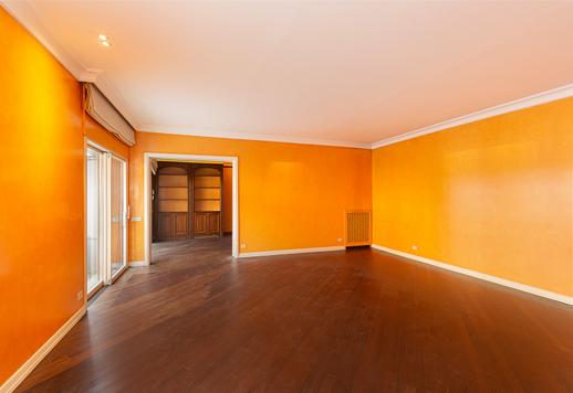 Bakom den historiska Bar Magenta, mellan gatan med samma namn och Sant'Ambrogio, säljs en rymlig tvåvåningslägenhet med en 150 kvm stor terrass. Image 3