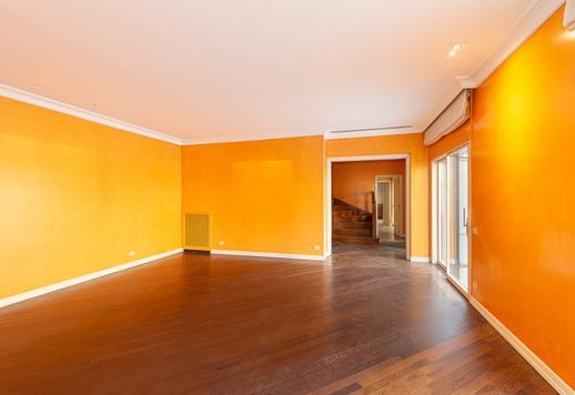 Bakom den historiska Bar Magenta, mellan gatan med samma namn och Sant'Ambrogio, säljs en rymlig tvåvåningslägenhet med en 150 kvm stor terrass. Image 4