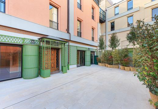 Bakom den historiska Bar Magenta, mellan gatan med samma namn och Sant'Ambrogio, säljs en rymlig tvåvåningslägenhet med en 150 kvm stor terrass. Image 2