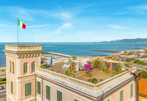 Historische villa in Libertystijl met een panoramisch dakterras te koop aan de kust van Toscane Image 1