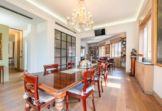 Продається розкішний пентхаус з великими терасами в центрі Мілана Image 5