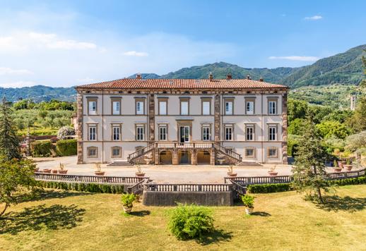 Villa historique à vendre à Lucques avec deux piscines, dépendance, parc centenaire et église privée Image 3