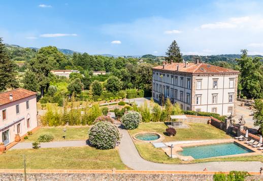 Villa historique à vendre à Lucques avec deux piscines, dépendance, parc centenaire et église privée Image 4