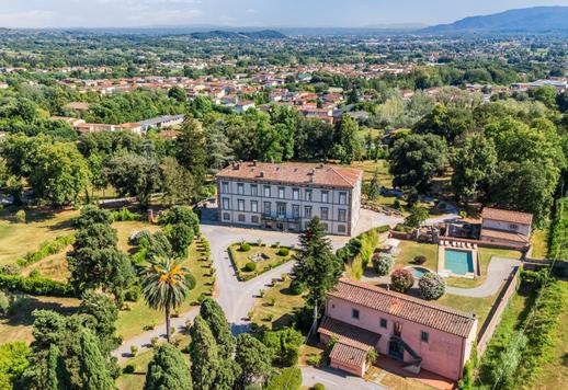 Villa historique à vendre à Lucques avec deux piscines, dépendance, parc centenaire et église privée Image 2