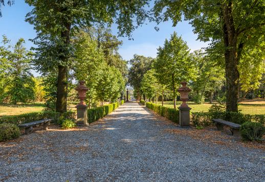 Villa historique à vendre à Lucques avec deux piscines, dépendance, parc centenaire et église privée Image 9