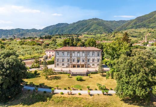 Villa historique à vendre à Lucques avec deux piscines, dépendance, parc centenaire et église privée Image 1