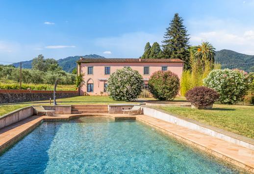 Villa historique à vendre à Lucques avec deux piscines, dépendance, parc centenaire et église privée Image 7