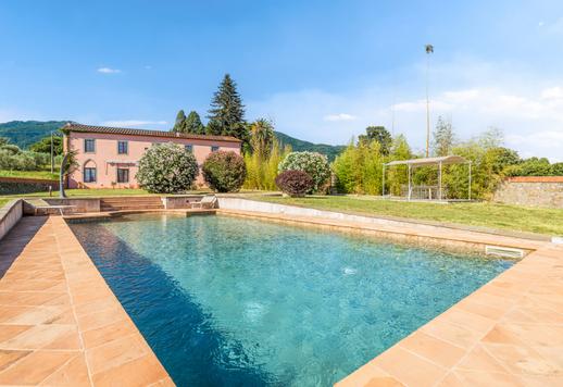 Villa historique à vendre à Lucques avec deux piscines, dépendance, parc centenaire et église privée Image 6