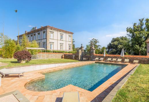Villa historique à vendre à Lucques avec deux piscines, dépendance, parc centenaire et église privée Image 5