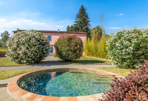 Villa historique à vendre à Lucques avec deux piscines, dépendance, parc centenaire et église privée Image 8