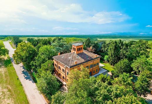 Prestigiosa villa ottocentesca con giardino secolare e comfort moderni in vendita in Emilia Romagna Image 1