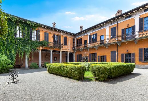 Villa storica in vendita in Lombardia ai piedi del Lago di Varese Image 2
