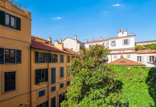 Ten apartament z balkonami, piwnicą i miejscem parkingowym znajduje się w ekskluzywnej uliczce równoległej do Via Monte Napoleone. Image 5