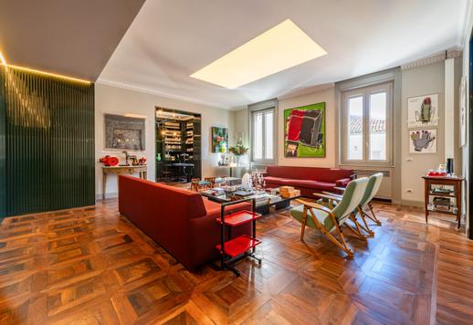 Ten apartament z balkonami, piwnicą i miejscem parkingowym znajduje się w ekskluzywnej uliczce równoległej do Via Monte Napoleone. Image 1