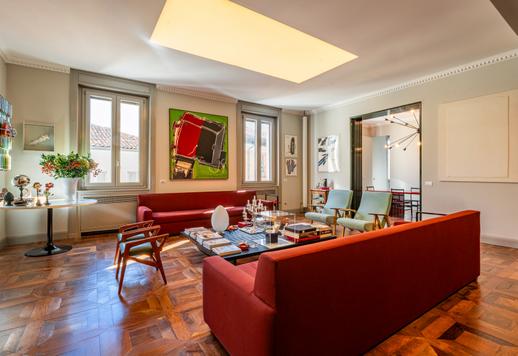 Ten apartament z balkonami, piwnicą i miejscem parkingowym znajduje się w ekskluzywnej uliczce równoległej do Via Monte Napoleone. Image 2