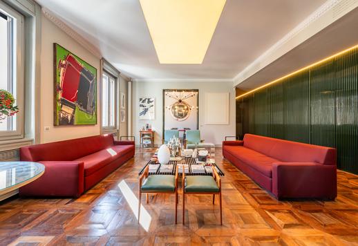 Ten apartament z balkonami, piwnicą i miejscem parkingowym znajduje się w ekskluzywnej uliczce równoległej do Via Monte Napoleone. Image 3