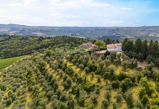 Residenza di lusso ristrutturata con finiture di alto livello e vista sulle colline toscane in vendita a sud di Firenze Image 1