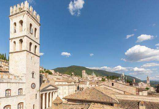 Dimora ottocentesca con soffitti affrescati affacciata sulla Piazza del Comune in vendita ad Assisi Image 3