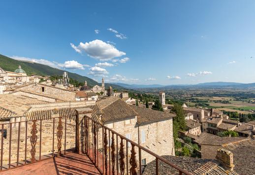 Dimora ottocentesca con soffitti affrescati affacciata sulla Piazza del Comune in vendita ad Assisi Image 1