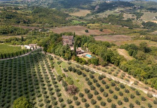 Tenuta con borgo medievale e 27 ettari di oliveto in vendita nelle campagne di Perugia Image 4