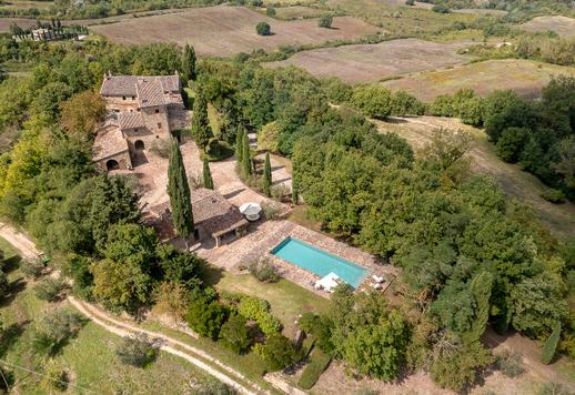 Tenuta con borgo medievale e 27 ettari di oliveto in vendita nelle campagne di Perugia Image 2