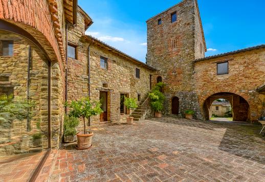 Tenuta con borgo medievale e 27 ettari di oliveto in vendita nelle campagne di Perugia Image 7