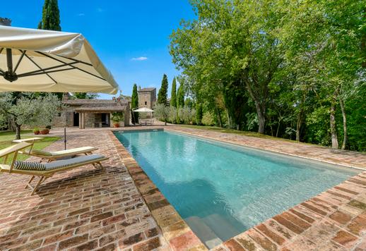 Маєток із середньовічним селом та 27 гектарами оливкового гаю на продаж у сільській місцевості Перуджі Image 3