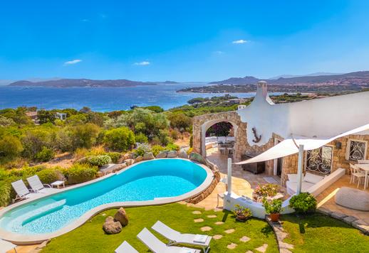 Villa de lujo con jardín, piscina y zona de barbacoa en venta en Costa Smeralda, Cerdeña. Image 1