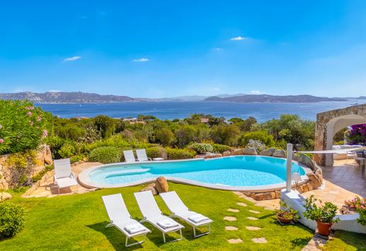 Villa de lujo con jardín, piscina y zona de barbacoa en venta en Costa Smeralda, Cerdeña. Image 6