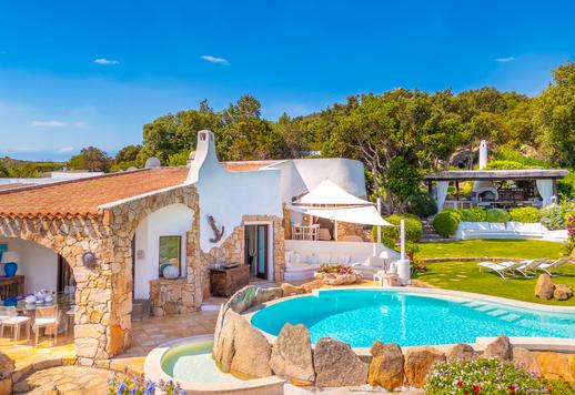 Villa de lujo con jardín, piscina y zona de barbacoa en venta en Costa Smeralda, Cerdeña. Image 9
